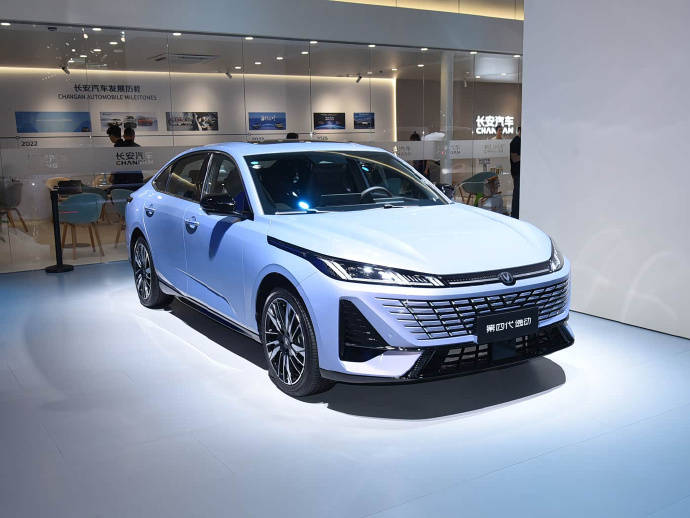 第四代逸动上市：搭载天枢智能座舱+新蓝鲸动力限时729万起