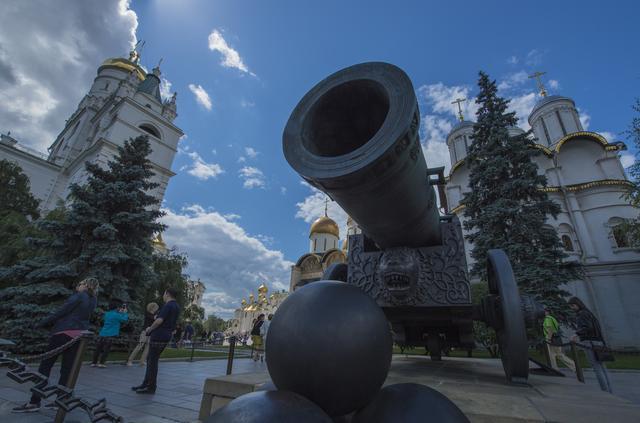 克里姆林宫里的两个俄罗斯国宝一个是摆设一个是残次品